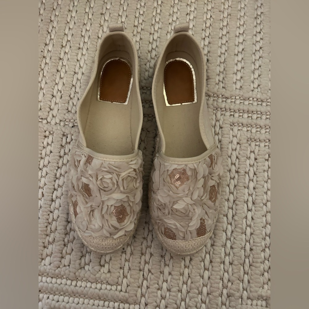Women’s Sz 39 Boho Bohemian Hippie Beachy Cream Ivory Flats W/ Floral Detailing